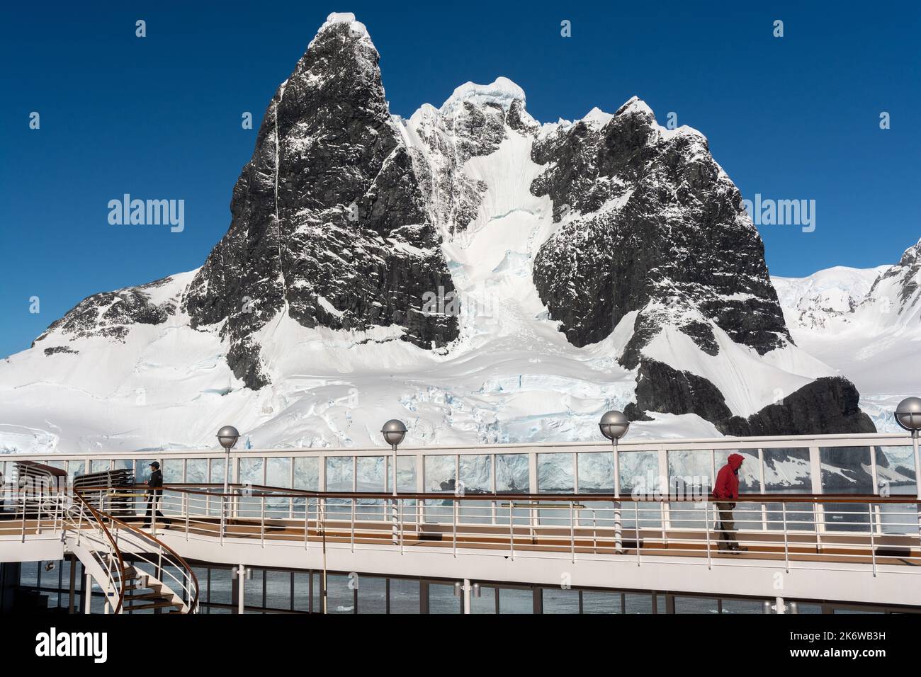 bateau de croisière passant devant des tours de roche de basalte à calotte glaciaire, faisant partie des sommets humphries, à cape renard, à l'entrée nord du canal lemaire (kodak gap, kodak a Banque D'Images