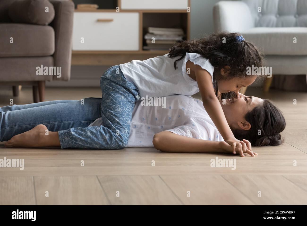 La mère et la fille touchent le nez passer du temps ensemble à la maison Banque D'Images