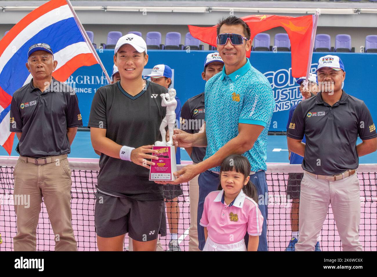 HUA HIN, THAÏLANDE - OCTOBRE 16 : Zhuoxuan Bai de Chine reçoit le trophée de tournoi présenté par le directeur de tournoi Paradorn Srichaphan après le match final contre Hong Yi Cody Wong de Hong Kong lors de la TOURNÉE DE TENNIS ITF 4,0 de l'INDUSTRIE CAL-COMP & CCAU 2022 à la vraie Arena Hua Hin on 16 octobre 2022 à HUA HIN, EN THAÏLANDE (Photo de Peter van der Klooster/Alamy Live News) Credit: peter Van der Klooster/Alamy Live News Banque D'Images