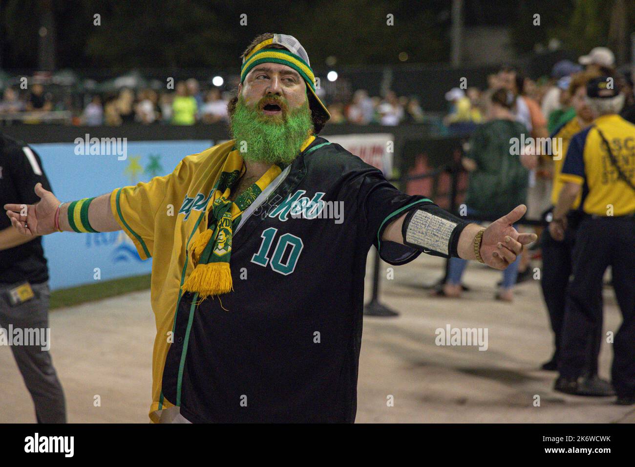 St. Petersburg, FL: Mitch Lauster, le chef de la foule de Ralph, célèbre après une victoire des voyous après un match de football USL contre le New York Red Bulls II, Satur Banque D'Images