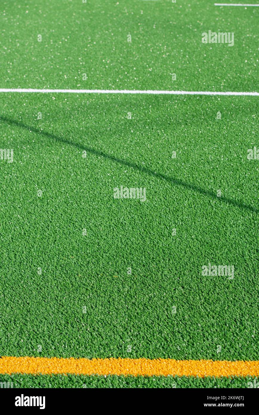 Pose d'herbe synthétique dans un centre sportif Banque D'Images