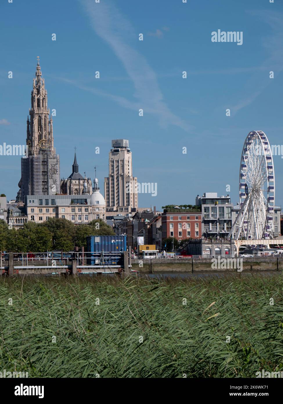 Anvers, Belgique, 24 juillet 2022, Paysage vertical photo de la rive droite de l'horizon d'Anvers Banque D'Images