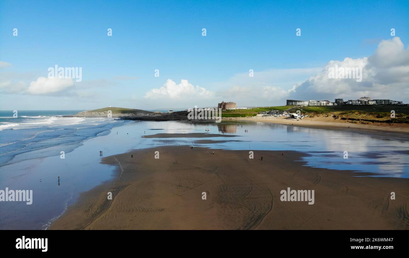 Vue sur la plage de Fistral, en direction du Headland Hotel, Newquay, Cornwall, Angleterre Banque D'Images