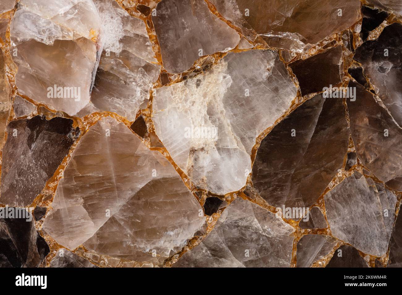 Plaque en pierre de quartz fumée brune. Arrière-plan en pierres précieuses. Motif minéral semi-précieux naturel mat. Texture semi-précise pour mur en céramique, sol numérique Banque D'Images