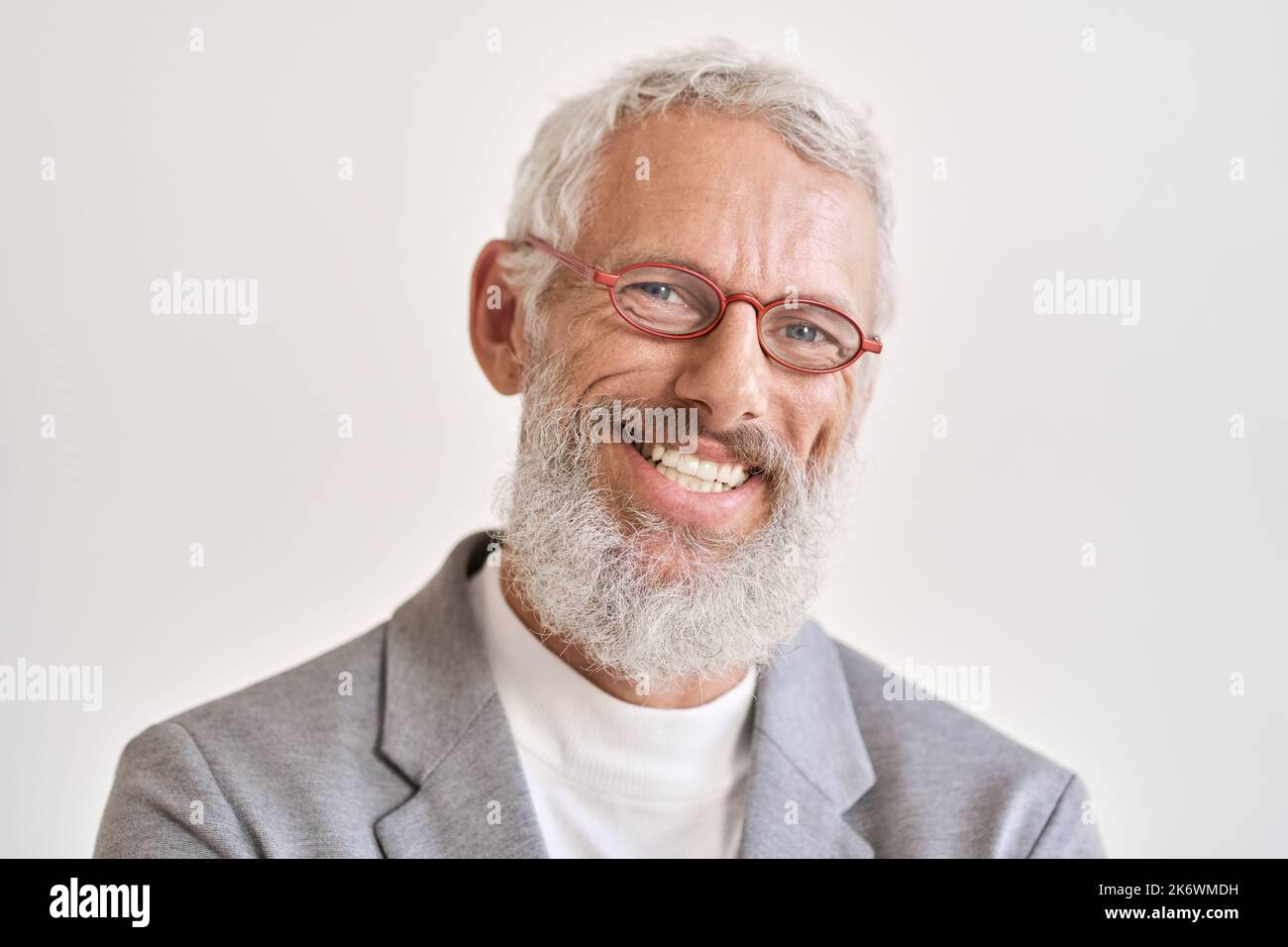 Un homme d'affaires heureux et âgé portant des lunettes isolées sur un portrait de tête blanc. Banque D'Images