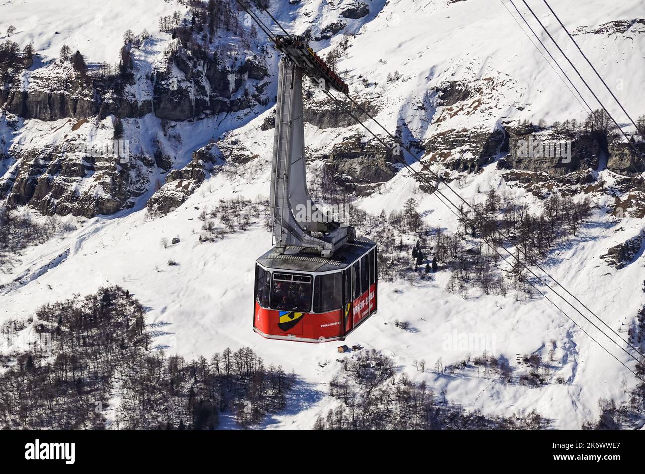 Leukerbad, Suisse - 12 février 2022 : le téléphérique du torrent Bahnen atteint son terminal dans la station de ski de Leukerbad, dans les alpes suisses, sur une période ensoleillée Banque D'Images