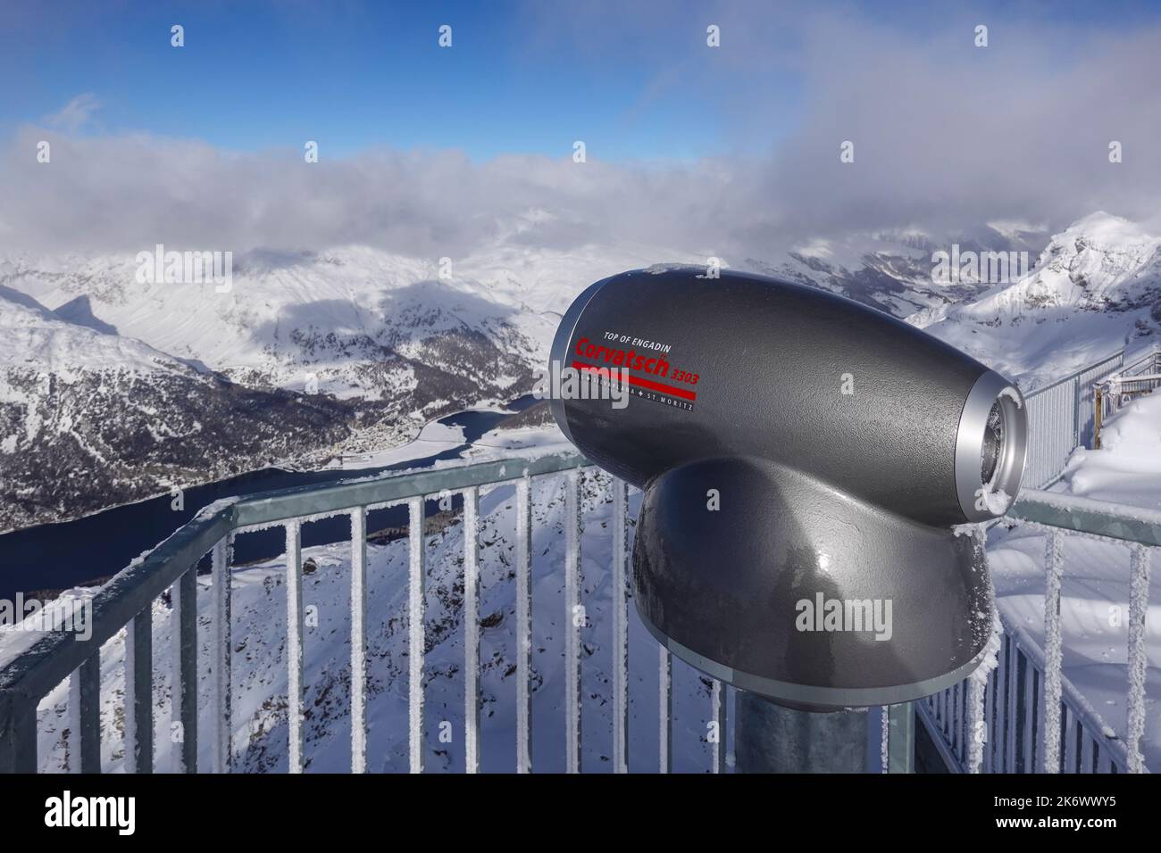 Corvatsch, Suisse - 05 décembre 2021: Corvatsch Bergstation point de vue à 3303m qui surplombe le lac Silvaplana dans les alpes suisses dans le canton de Graubu Banque D'Images