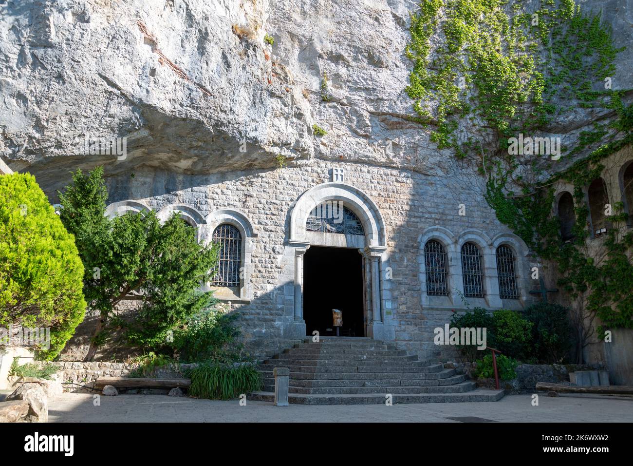 Grotte de Mary Magdalene, Var, France. L'entrée de l'église et de la grotte elle-même. Banque D'Images