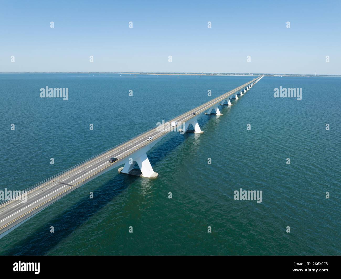 Pont de Zeelandbridge à l'infini dans la vue aérienne de drone de distance. Partie de Delta fonctionne. Infrastructure néerlandaise holland Zeeland. Livraison du transport Banque D'Images
