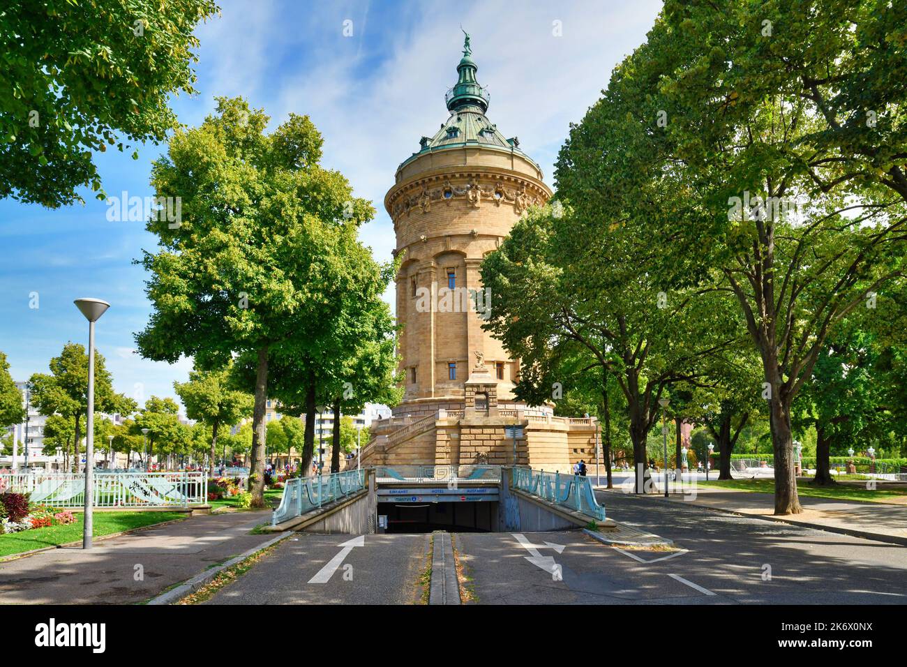 Mannheim, Allemagne - septembre 2022 : entrée du parking souterrain 'Tiefgarage Kunsthalle' à la tour d'eau appelée 'Wasserturm', un point de repère de G Banque D'Images