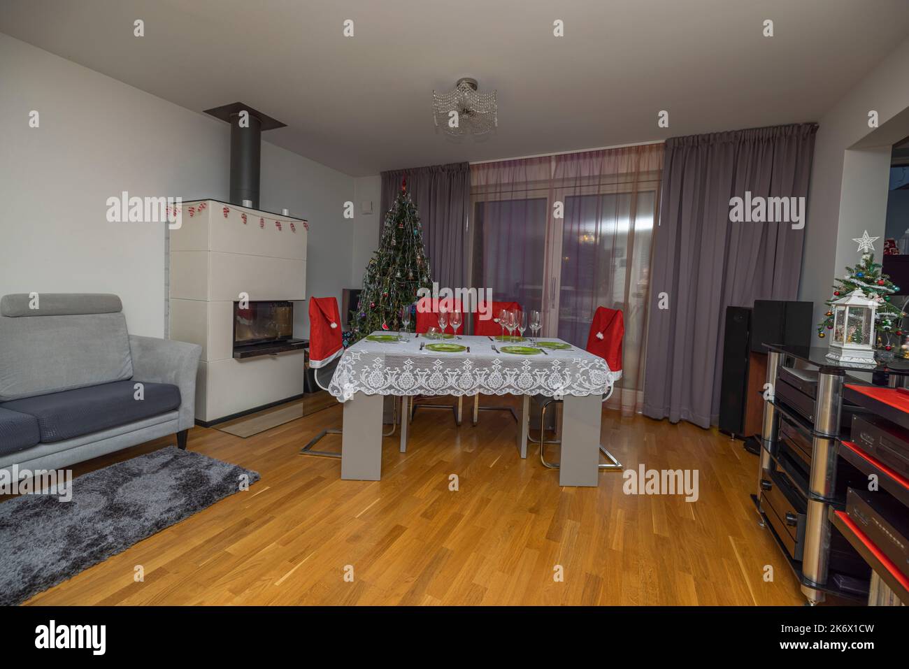 Belle vue de l'intérieur de la chambre avec meubles, équipement hi-fi, décorations de Noël et table de service. Suède. Banque D'Images