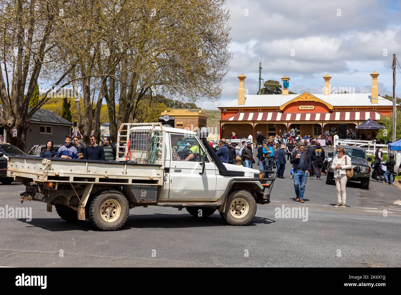 Village du patrimoine de Millthorpe en Nouvelle-Galles du Sud, 2011 passes Toyota Landcruiser par la gare de Millthorpe classée au patrimoine, spectacle de vélo, Nouvelle-Galles du Sud, Australie Banque D'Images