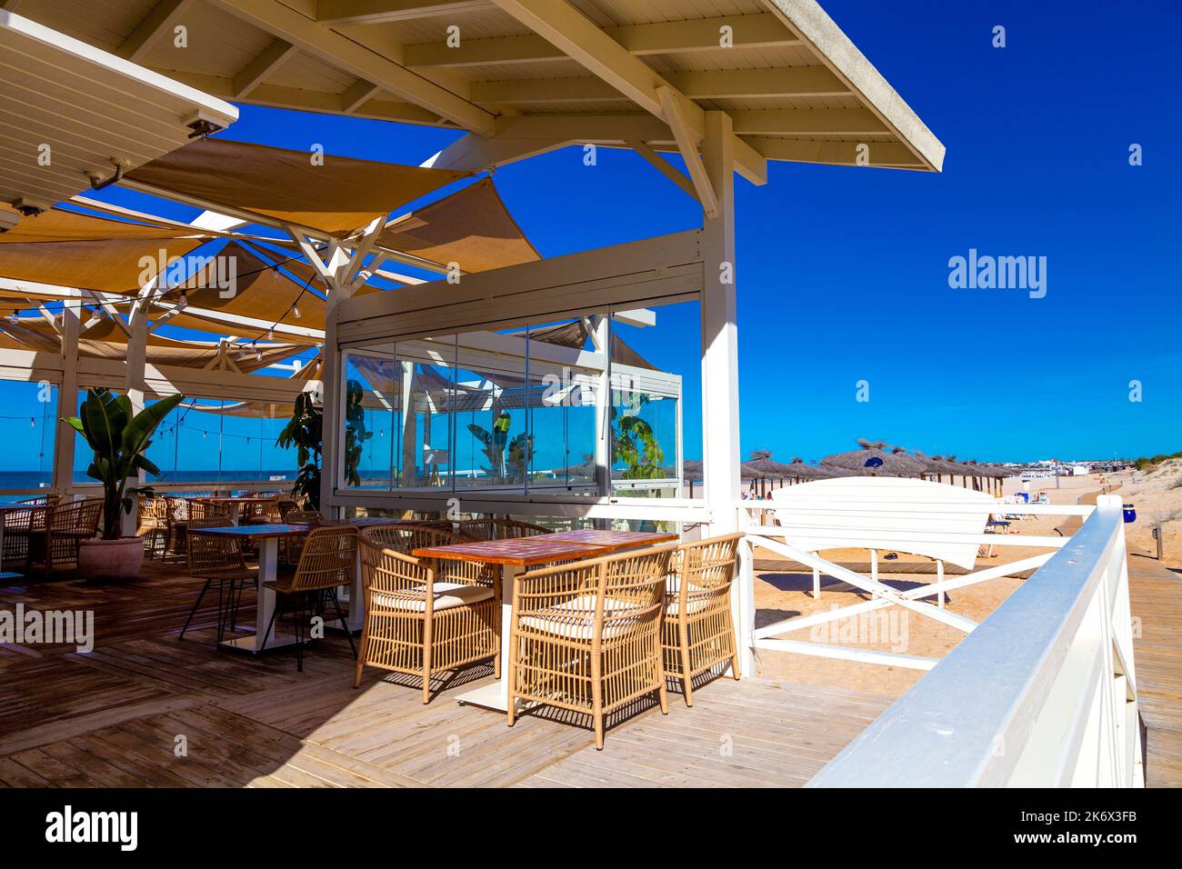 Restaurant Calma Beach sur Playa de la Barrosa, Cadix, Espagne Banque D'Images
