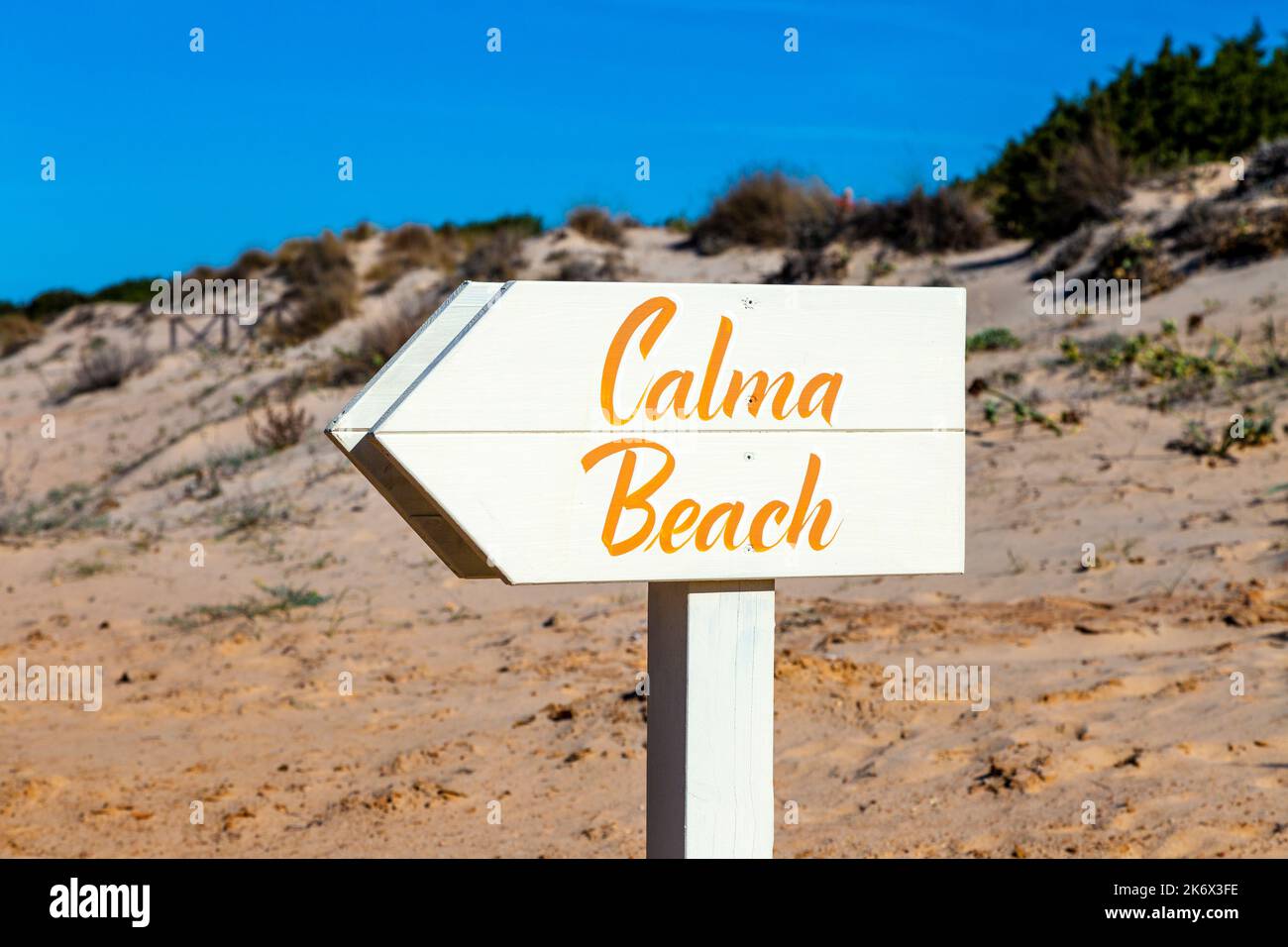 Panneau pour le restaurant Calma Beach à Playa de la Barrosa, Cadix, Espagne Banque D'Images