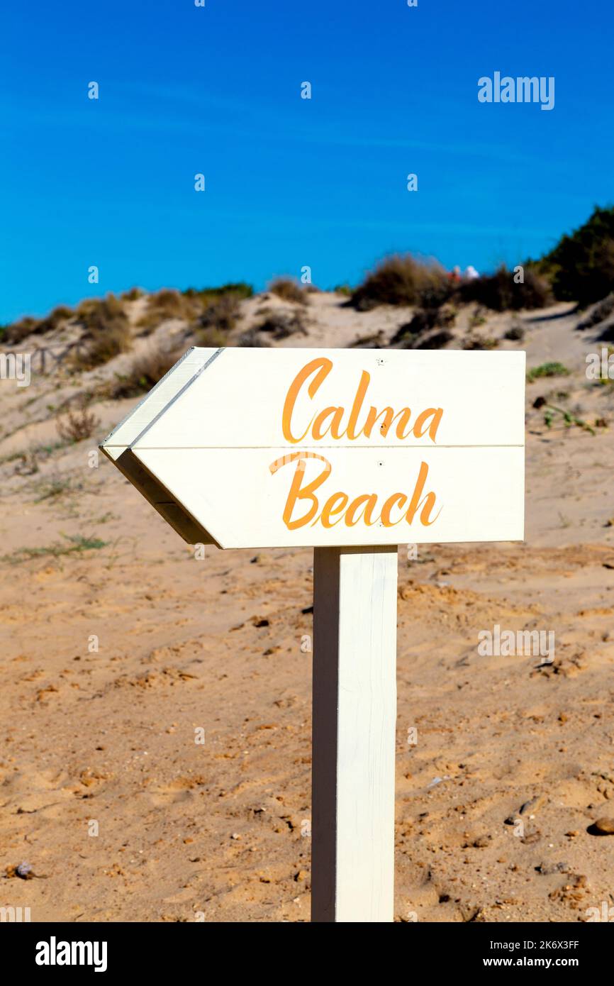 Panneau pour le restaurant Calma Beach à Playa de la Barrosa, Cadix, Espagne Banque D'Images