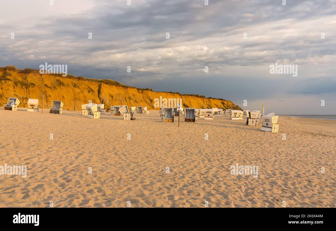 Coucher de soleil et chaises de plage - Kampen Beach sur l'île de Sylt Banque D'Images