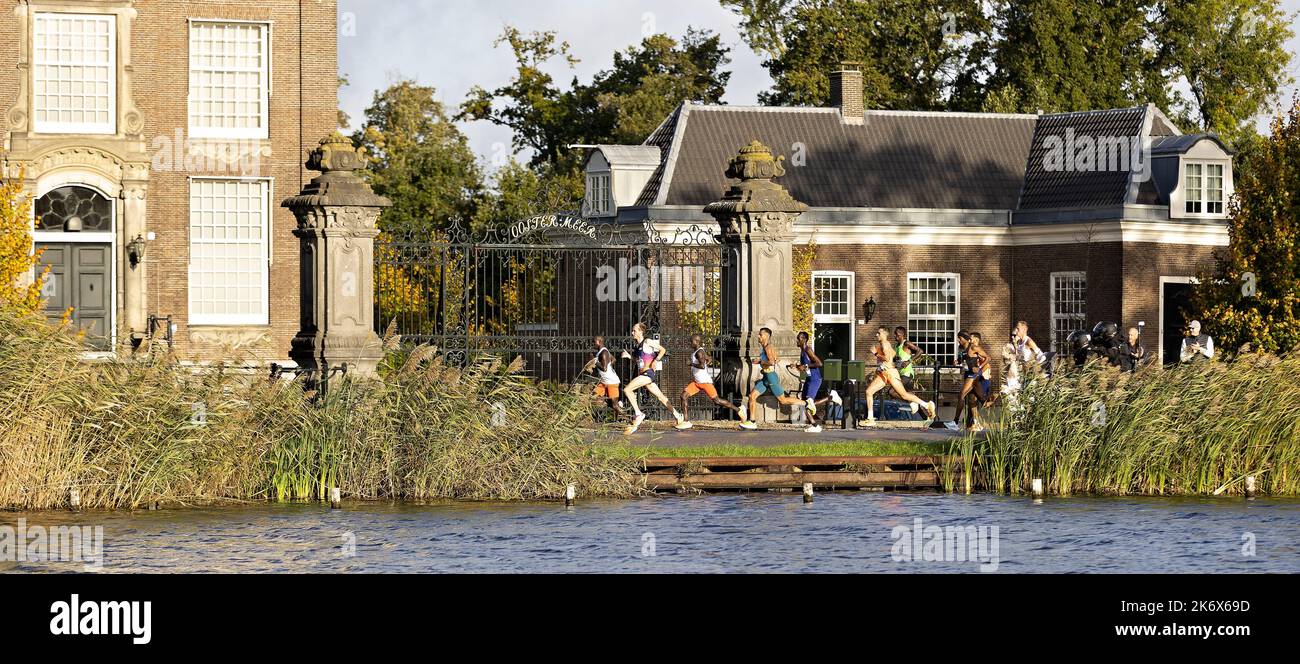 AMSTERDAM - coureurs pendant le marathon du TCS Amsterdam. Le Marathon d'Amsterdam sera également le championnat néerlandais cette année. ANP IRIS VAN DEN BROEK Banque D'Images