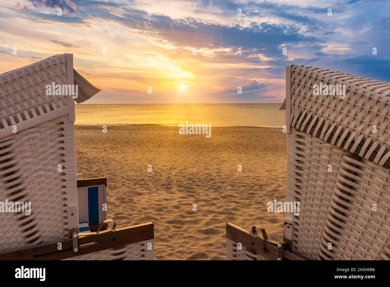 Coucher de soleil et chaises de plage - Kampen Beach sur l'île de Sylt Banque D'Images
