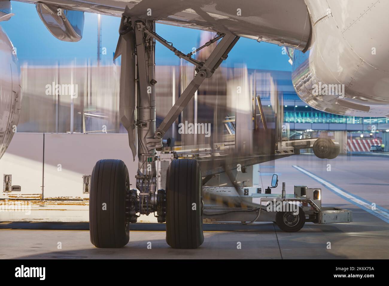 Chargement de l'avion à l'aéroport. Conteneur de chargement en mouvement flou. Banque D'Images