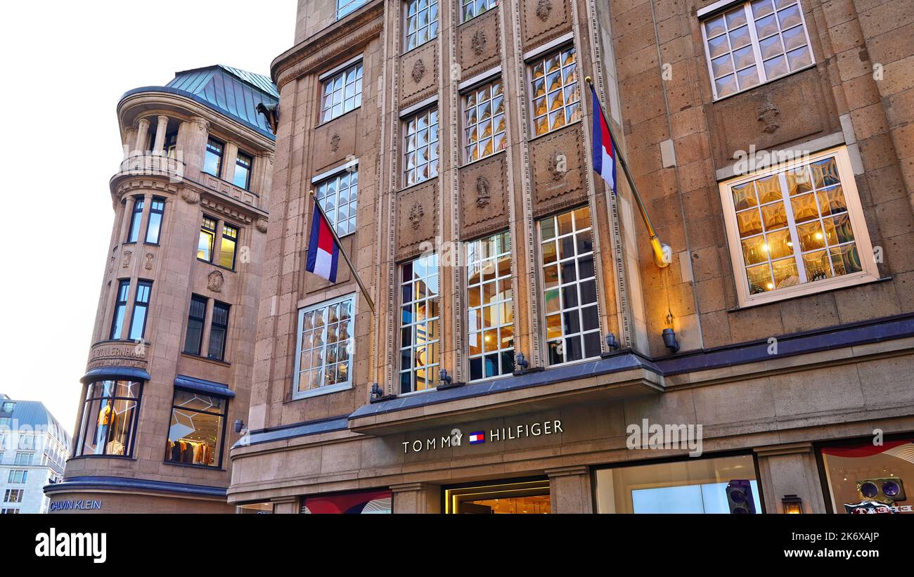 Bâtiments commerciaux à Shadowstraße à Düsseldorf/Allemagne. Shadowstraße est un quartier commerçant populaire. Banque D'Images