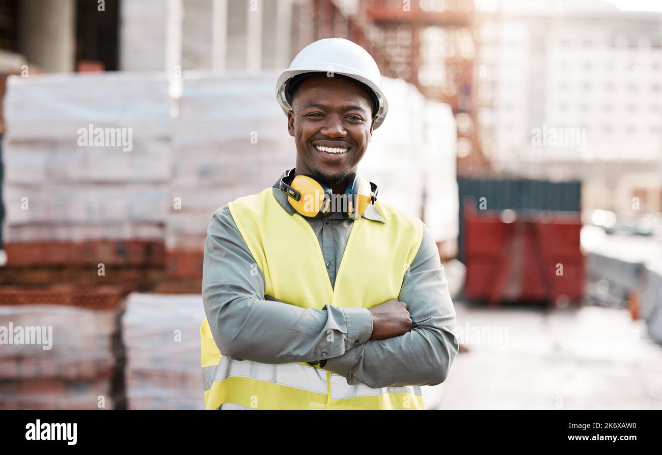 Construire le monde dans lequel vous vivez. un jeune travailleur de la construction sur place. Banque D'Images