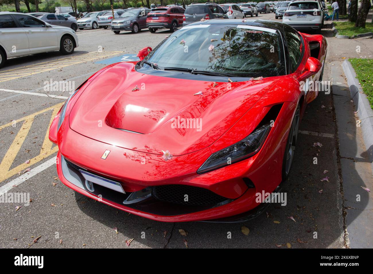 Atibaia - Brésil, 7 octobre 2022: Vue de dessus face avant de rouge Ferrari F8 Tribitto garés. Voiture sport à propulsion intermédiaire. Ferrari est un luxe italien Banque D'Images