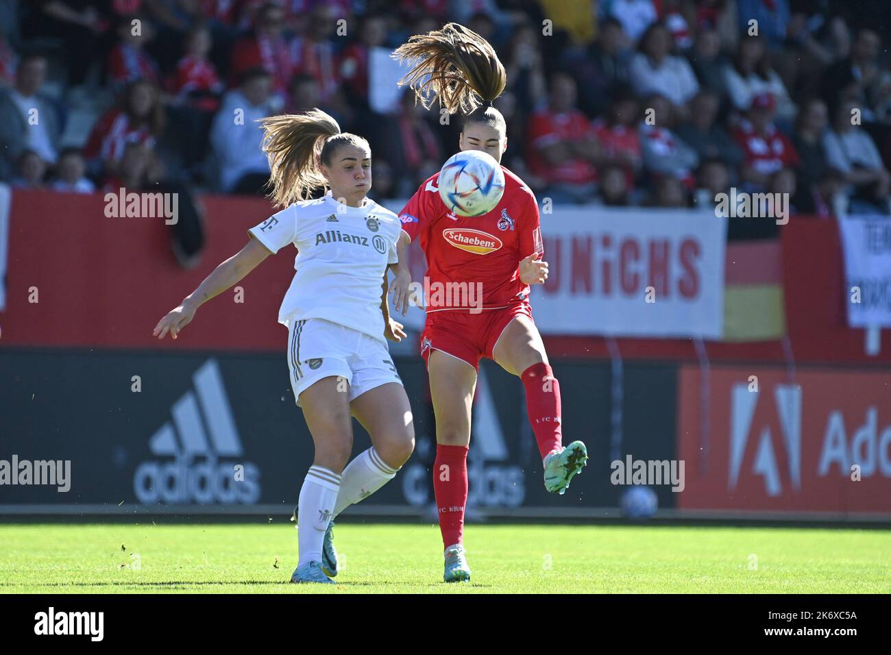 Munich, Allemagne. 16th octobre 2022. Georgia STANWAY (FCB), action, duels contre Alina BIENZ (KOELN) Soccer FlyerAlarm femmes Bundesliga saison 2022/2023, 4th match, matchday04, FC Bayern Munich - 1.FC Cologne on 16 octobre 2022, FC Bayern Campus. ? Credit: dpa/Alay Live News Banque D'Images