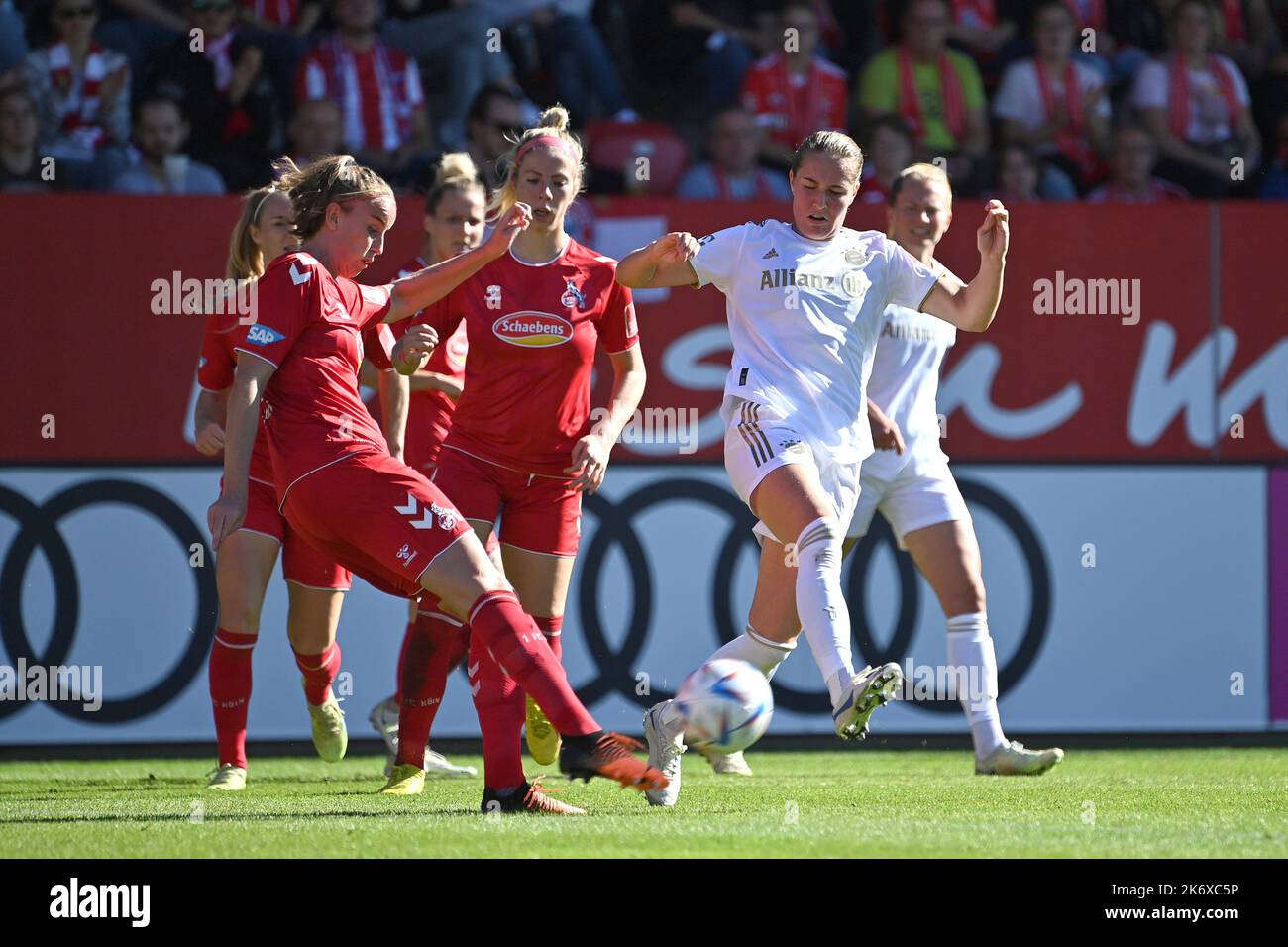 Munich, Allemagne. 16th octobre 2022. Mythe MOOREES (Koeln), action, duels contre Sydney LOHMANN (FCB). Football Flyeralerte Bundesliga saison des femmes 2022/2023, 4th match, matchday04, FC Bayern Munich - 1.FC Cologne on 16 octobre 2022, FC Bayern Campus. ? Credit: dpa/Alay Live News Banque D'Images