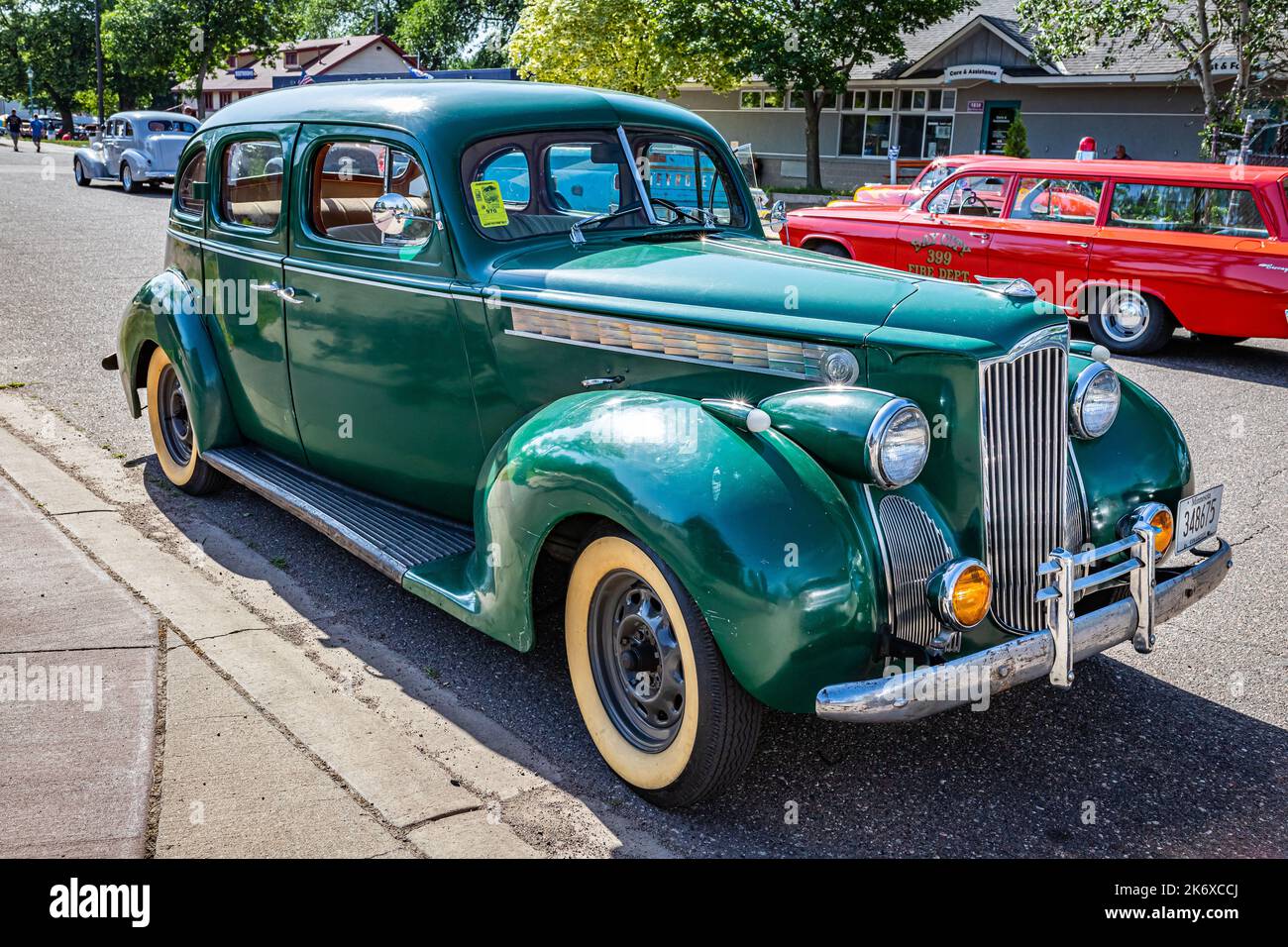 Falcon Heights, MN - 19 juin 2022 : vue d'angle avant à haute perspective d'une berline 1940 Packard 110 4 portes lors d'un salon de voiture local. Banque D'Images