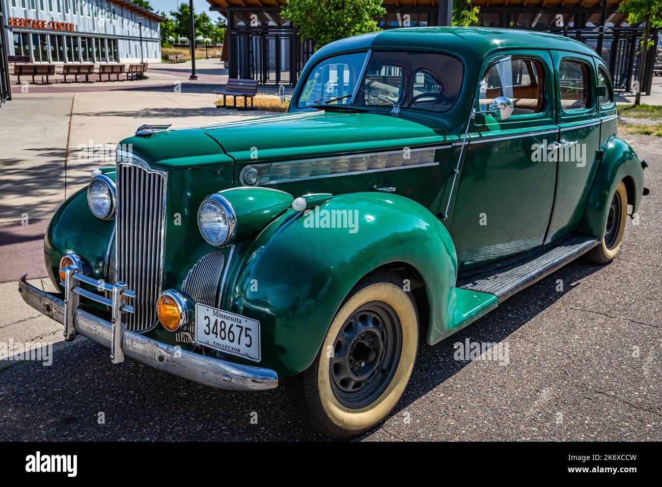 Falcon Heights, MN - 19 juin 2022 : vue d'angle avant à haute perspective d'une berline 1940 Packard 110 4 portes lors d'un salon de voiture local. Banque D'Images