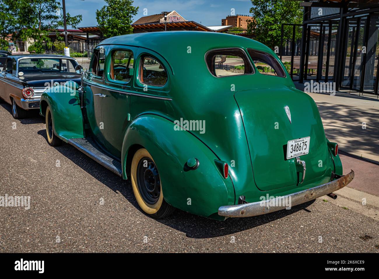 Falcon Heights, MN - 19 juin 2022 : vue d'angle arrière à haute perspective d'une berline 1940 Packard 110 4 portes lors d'un salon de voiture local. Banque D'Images