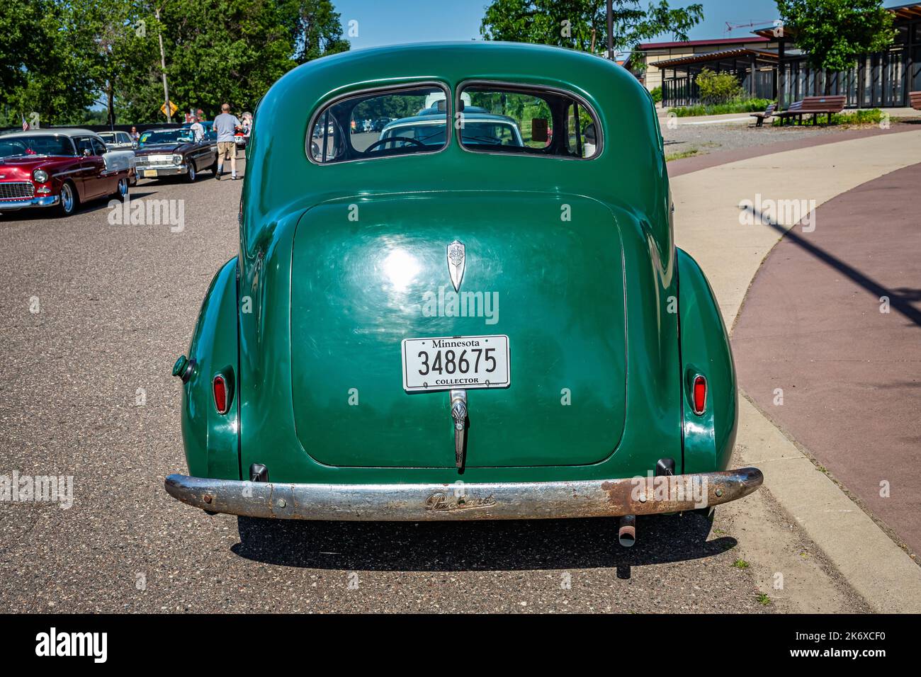 Falcon Heights, MN - 19 juin 2022 : vue arrière à haute perspective d'une berline 1940 Packard 110 4 portes lors d'un salon de voiture local. Banque D'Images