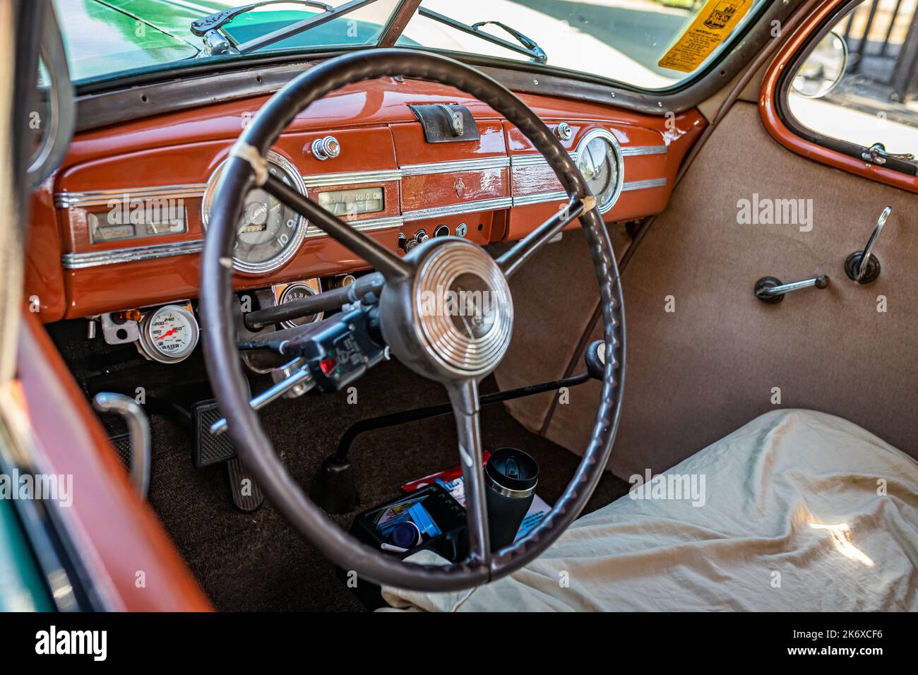 Falcon Heights, MN - 19 juin 2022 : vue intérieure détaillée d'une berline 1940 Packard 110 4 portes lors d'un salon automobile local. Banque D'Images