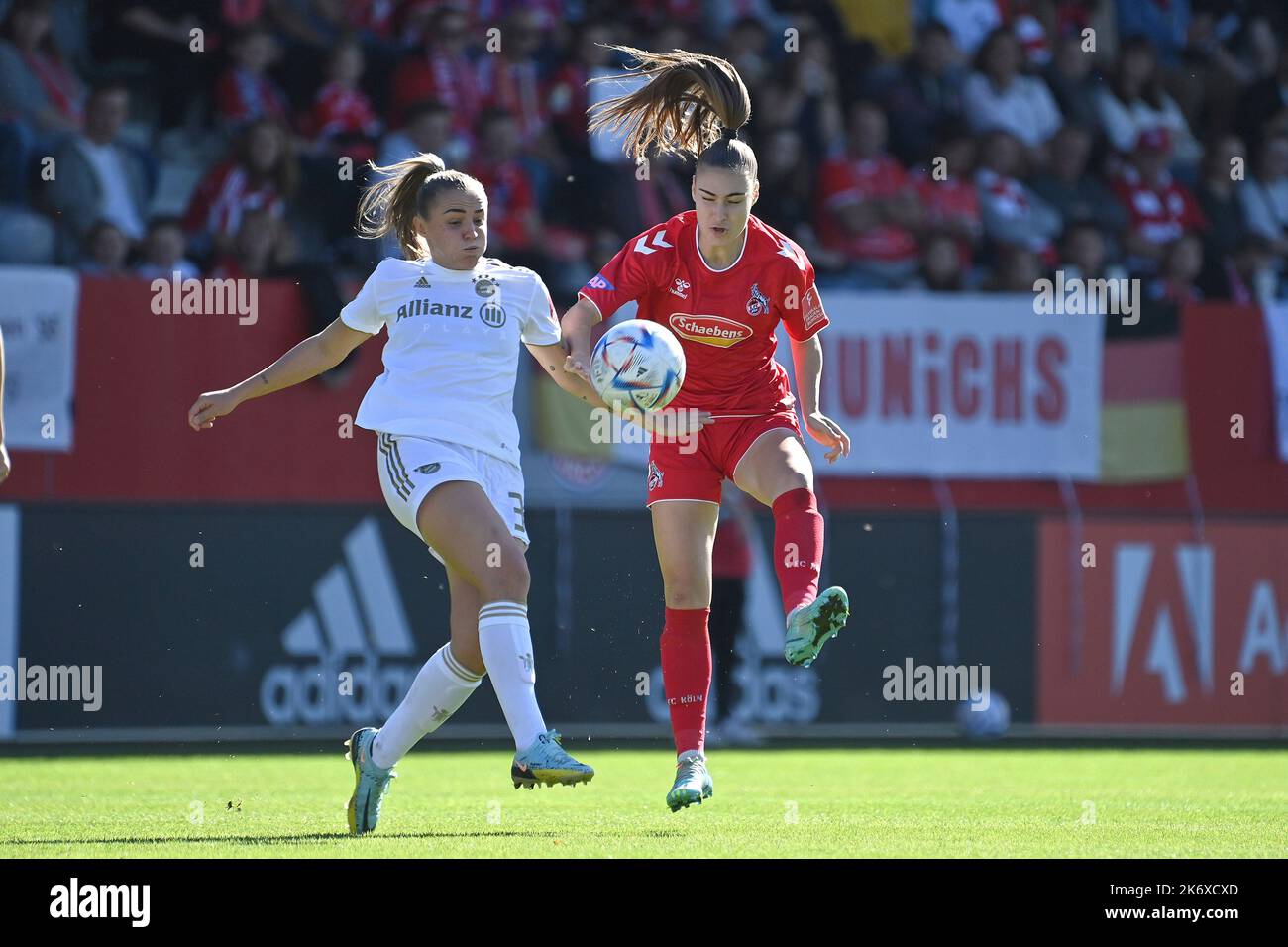 Munich, Allemagne. 16th octobre 2022. Georgia STANWAY (FCB), action, duels contre Alina BIENZ (KOELN) Soccer FlyerAlarm femmes Bundesliga saison 2022/2023, 4th match, matchday04, FC Bayern Munich - 1.FC Cologne on 16 octobre 2022, FC Bayern Campus. ? Credit: dpa/Alay Live News Banque D'Images