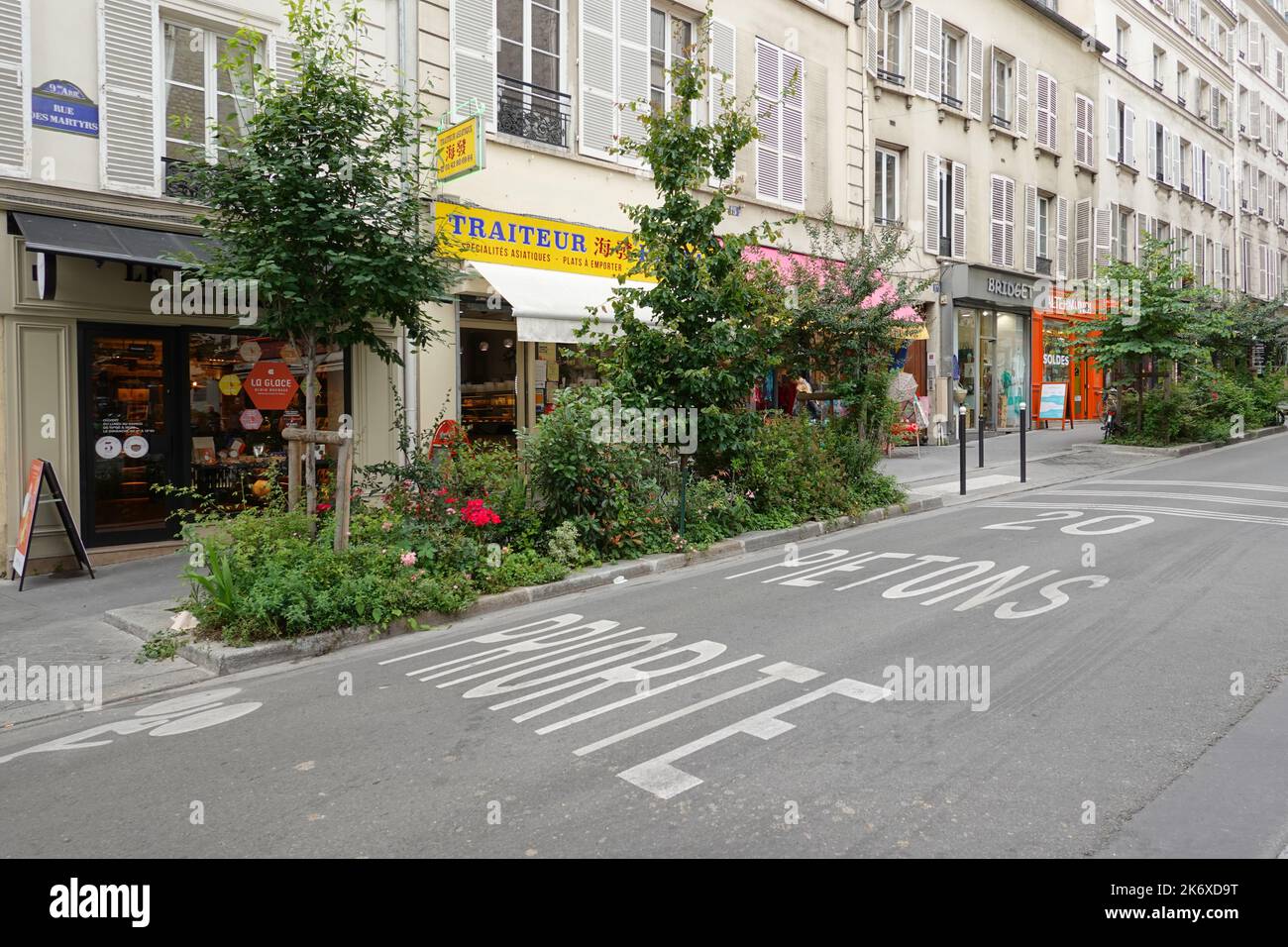 Paris, rue des Martyrs, Straßenbegrünung // Paris, rue des Martyrs, Greening Banque D'Images