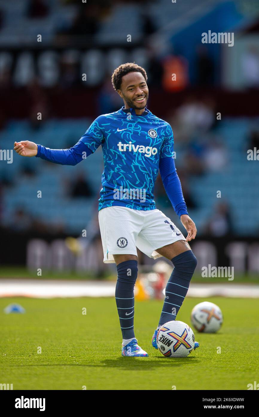 Birmingham, Royaume-Uni. 16th octobre 2022. Raheem Sterling #17 de Chelsea se réchauffe pendant le match de Premier League Aston Villa vs Chelsea à Villa Park, Birmingham, Royaume-Uni, 16th octobre 2022 (photo de Phil Bryan/News Images) à Birmingham, Royaume-Uni le 10/16/2022. (Photo de Phil Bryan/News Images/Sipa USA) Credit: SIPA USA/Alay Live News Banque D'Images