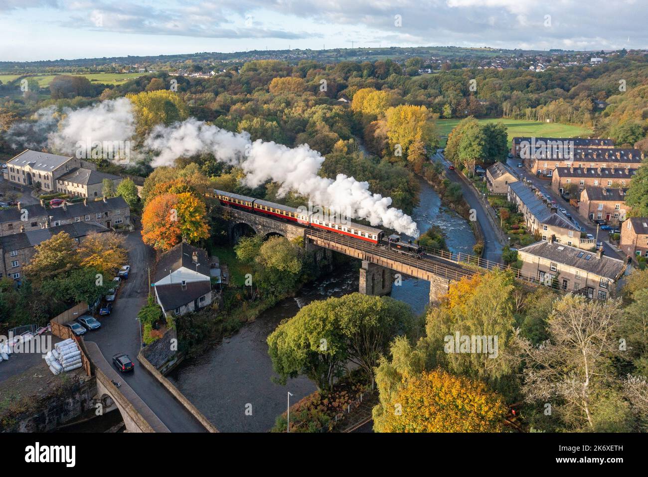 East Lancashire Railway Steam Gala, Bury, Royaume-Uni. 16th octobre 2022. LNWR Coal Tank 1054 08:45 Bury to Rawtenstall traversant Brooksbottom Viaduct à Summerseat en plein boom d'automne. Crédit : Tom McAtee/Alay Live News Banque D'Images