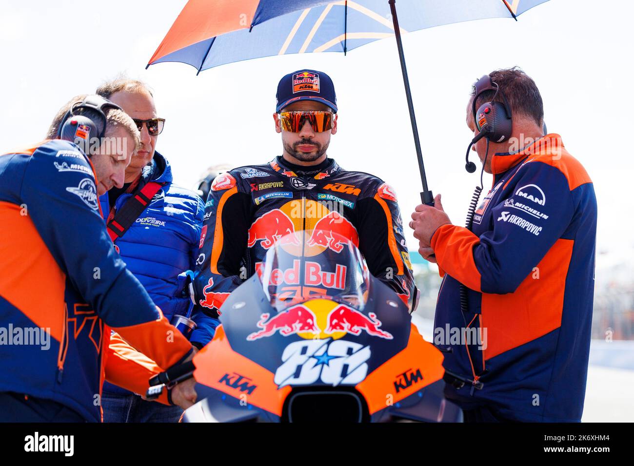 16th octobre 2022 ; circuit du Grand Prix de Phillip Island, Melbourne, Victoria, Australie: MotoGP d'Australie, jour de la course: Red Bull KTM Factory Racing Rider Miguel Oliveira sur la grille avant la course crédit: Action plus Sports Images/Alay Live News Banque D'Images