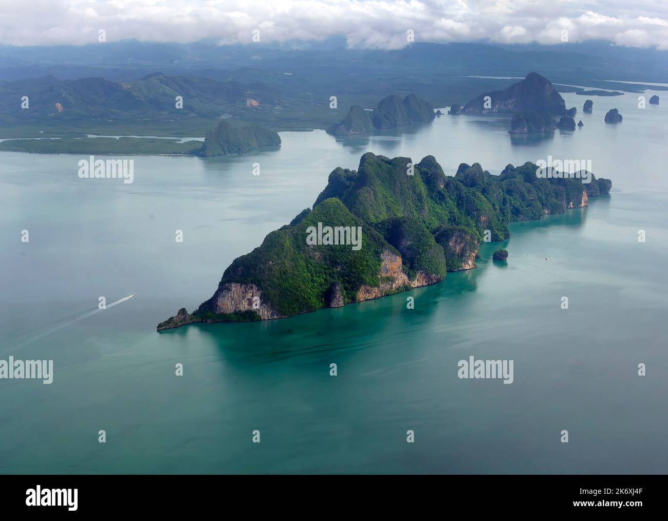 Vue aérienne survolant un groupe d'îles vertes tropicales dans la baie de Phang Nga, la mer d'Andaman en Thaïlande, paysage marin, vert et bleu, couleur turquoise Banque D'Images