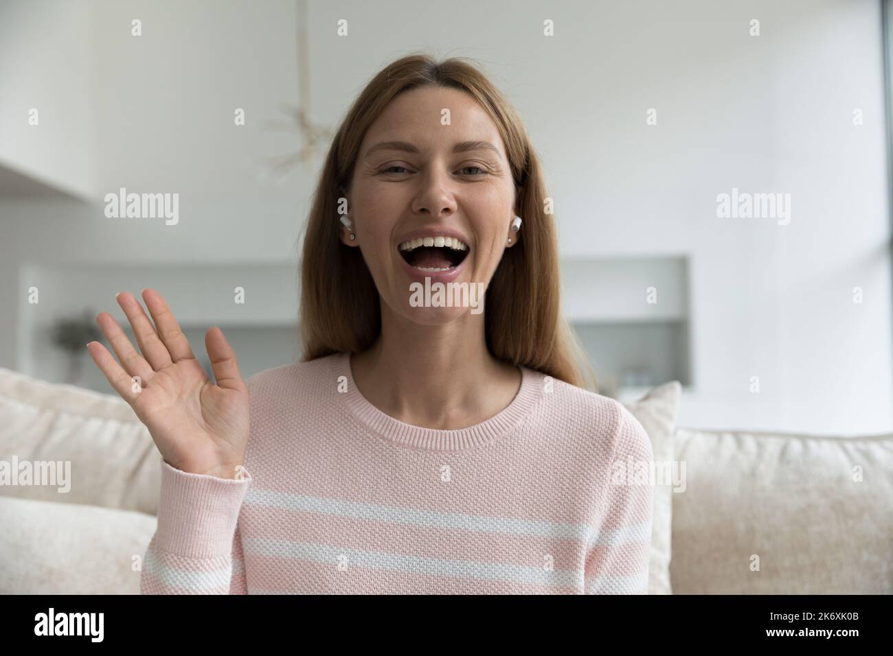 Portrait entête joyeuse femme salutation ami commencer appel vidéo Banque D'Images