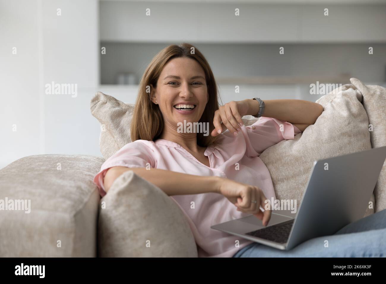 Femme utilise un ordinateur portable Profitez de la technologie moderne pour le travail ou les loisirs Banque D'Images