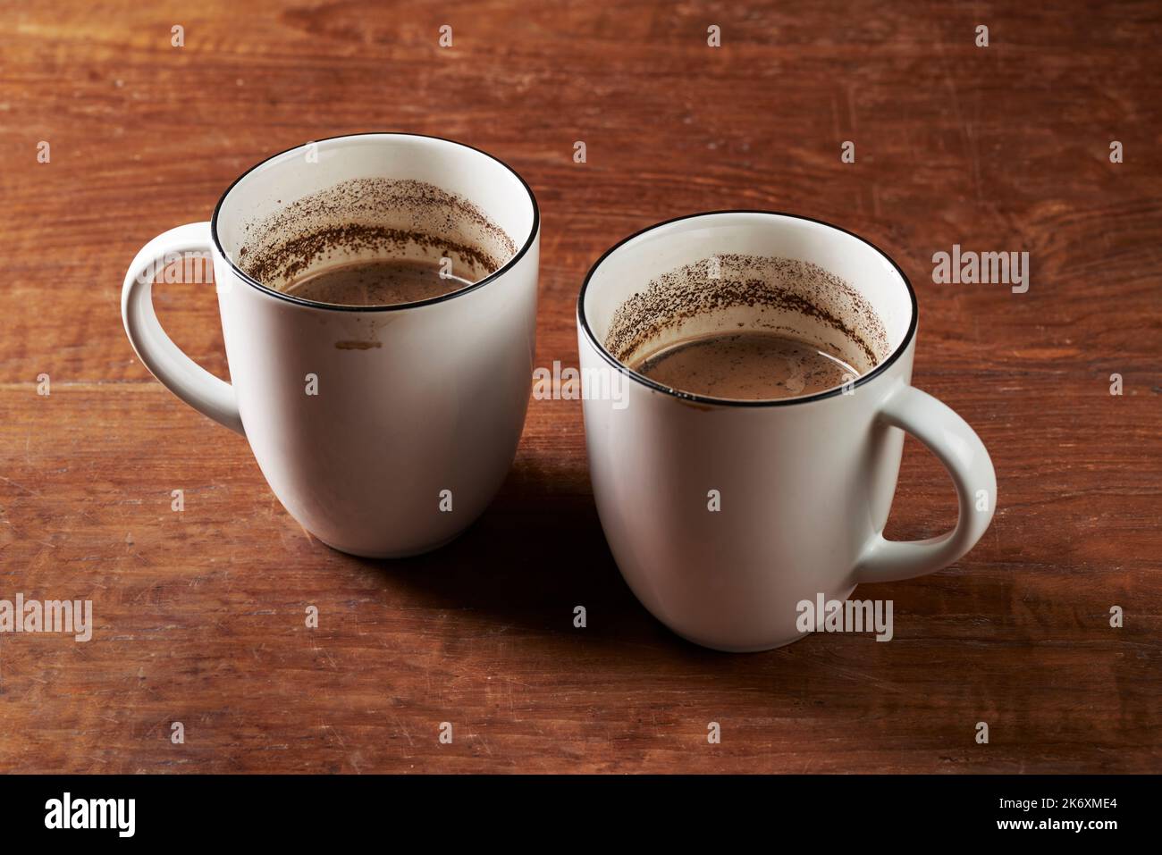 Deux tasses de café de lait infusé sur une table rustique en bois Banque D'Images