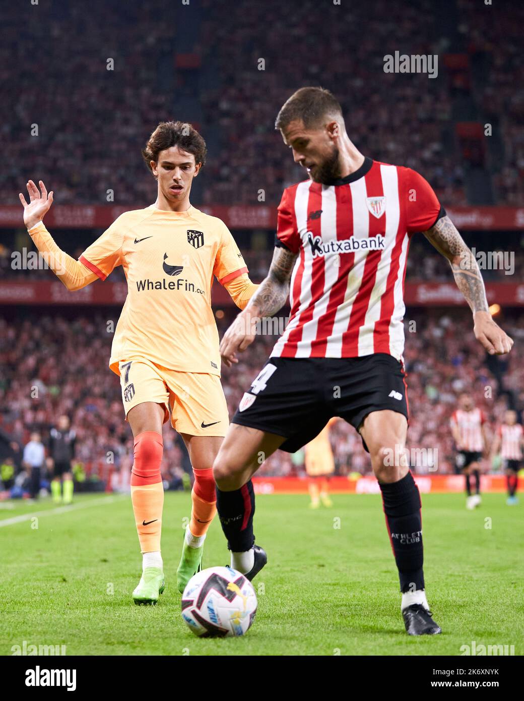 Inigo Martinez du Club Athlétique rivalise pour le ballon avec Joao Felix de l'Atletico de Madrid lors du championnat espagnol la Liga football match entre le Club Athlétique et l'Atletico de Madrid sur 15 octobre 2022 à San Mames à Bilbao, Espagne - photo: Ricardo Larreina/DPPI/LiveMedia Banque D'Images