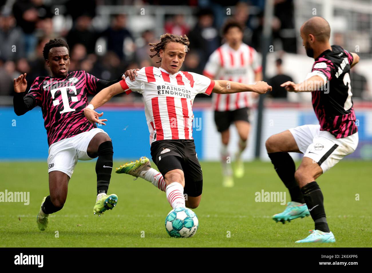 EINDHOVEN - (lr) Djevencio van der Kust du FC Utrecht, Xavi Simons du PSV Eindhoven, Mark van der Maarel du FC Utrecht lors du match de première ligue néerlandais entre le PSV Eindhoven et le FC Utrecht au stade Phillips sur 16 octobre 2022 à Eindhoven, pays-Bas. PNA JEROEN PUTMANS Banque D'Images