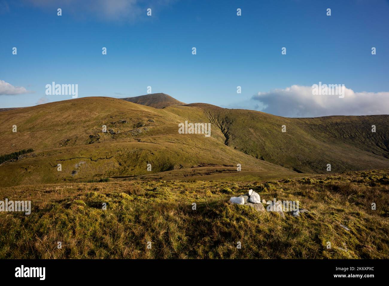 Montagne couverte de tourbe du parc national Wild Nephin en Irlande. Il est situé sur la côte ouest dans le nord-ouest de Mayo. Banque D'Images