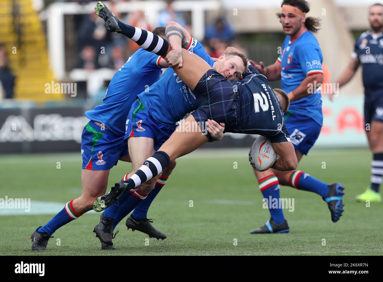 Newcastle, Royaume-Uni. 16th octobre 2022. Matty Russell d'Écosse est bouleverser par Luca Moretti d'Italie lors du match de la coupe du monde de rugby B 2021 entre l'Écosse et l'Italie à Kingston Park, Newcastle, le dimanche 16th octobre 2022. (Credit: Mark Fletcher | MI News) Credit: MI News & Sport /Alay Live News Banque D'Images