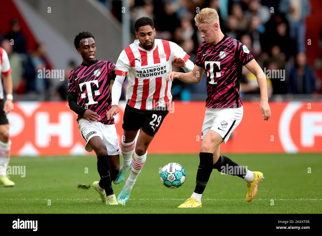 EINDHOVEN - (lr) Djevencio van der Kust du FC Utrecht, Rocco Robert Shein du FC Utrecht, Philipp Mwene du PSV Eindhoven lors du match de première ligue néerlandais entre le PSV Eindhoven et le FC Utrecht au stade Phillips sur 16 octobre 2022 à Eindhoven, pays-Bas. PNA JEROEN PUTMANS Banque D'Images