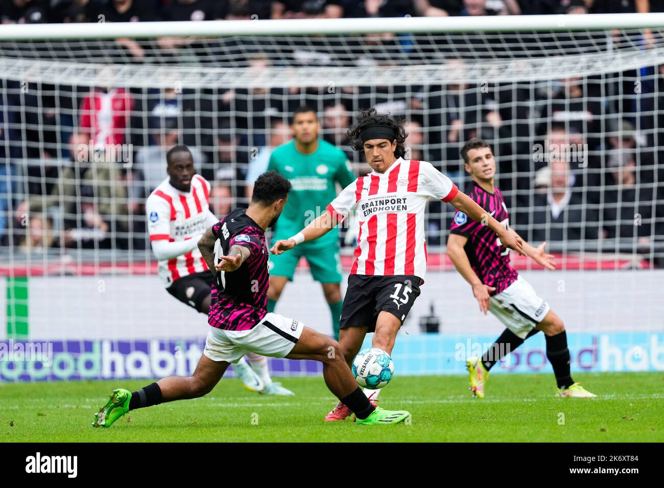 EINDHOVEN, PAYS-BAS - OCTOBRE 16 : Sean Klaiber du FC Utrecht et Erick Gutierrez du PSV avec une interception pendant le match néerlandais Eredivisiie entre le PSV Eindhoven et le FC Utrecht au stade Phillips sur 16 octobre 2022 à Eindhoven, pays-Bas (photo par Geert van Erven/Orange Pictures) Banque D'Images