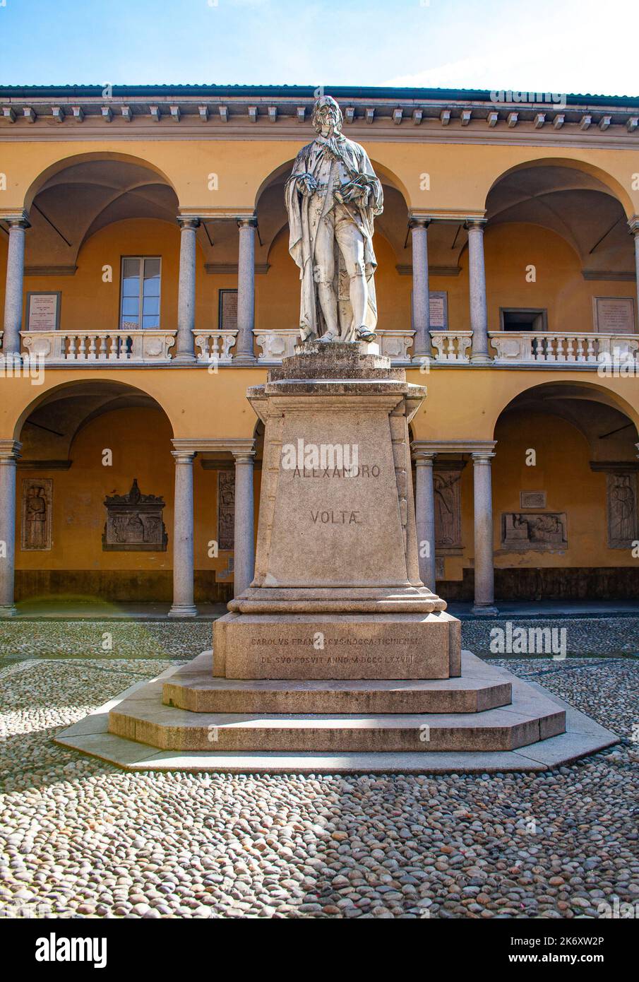 Pavie, Lombardie, Italie, Europe. L'Université de Pavie (Università degli Studi di Pavie) a été réalisée en 1361 par Galeazzo II Visconti est l'une des plus anciennes universités du monde. Statue dédiée à Alessandro Volta (Côme, 18 février 1745 - Côme, 5 mars 1827) était un chimiste italien, physicien, inventeur et universitaire, inventeur du premier générateur électrique jamais fait, la batterie, et découvreur du gaz méthane. Banque D'Images Pavie, Lombardie, Italie, Europe. L'Université de Pavie (Università degli Studi di Pavie) a été réalisée en 1361 par Galeazzo II Visconti est l'une des plus anciennes universités du monde. Statue dédiée à Alessandro Volta (Côme, 18 février 1745 - Côme, 5 mars 1827) était un chimiste italien, physicien, inventeur et universitaire, inventeur du premier générateur électrique jamais fait, la batterie, et découvreur du gaz méthane. Banque D'Images