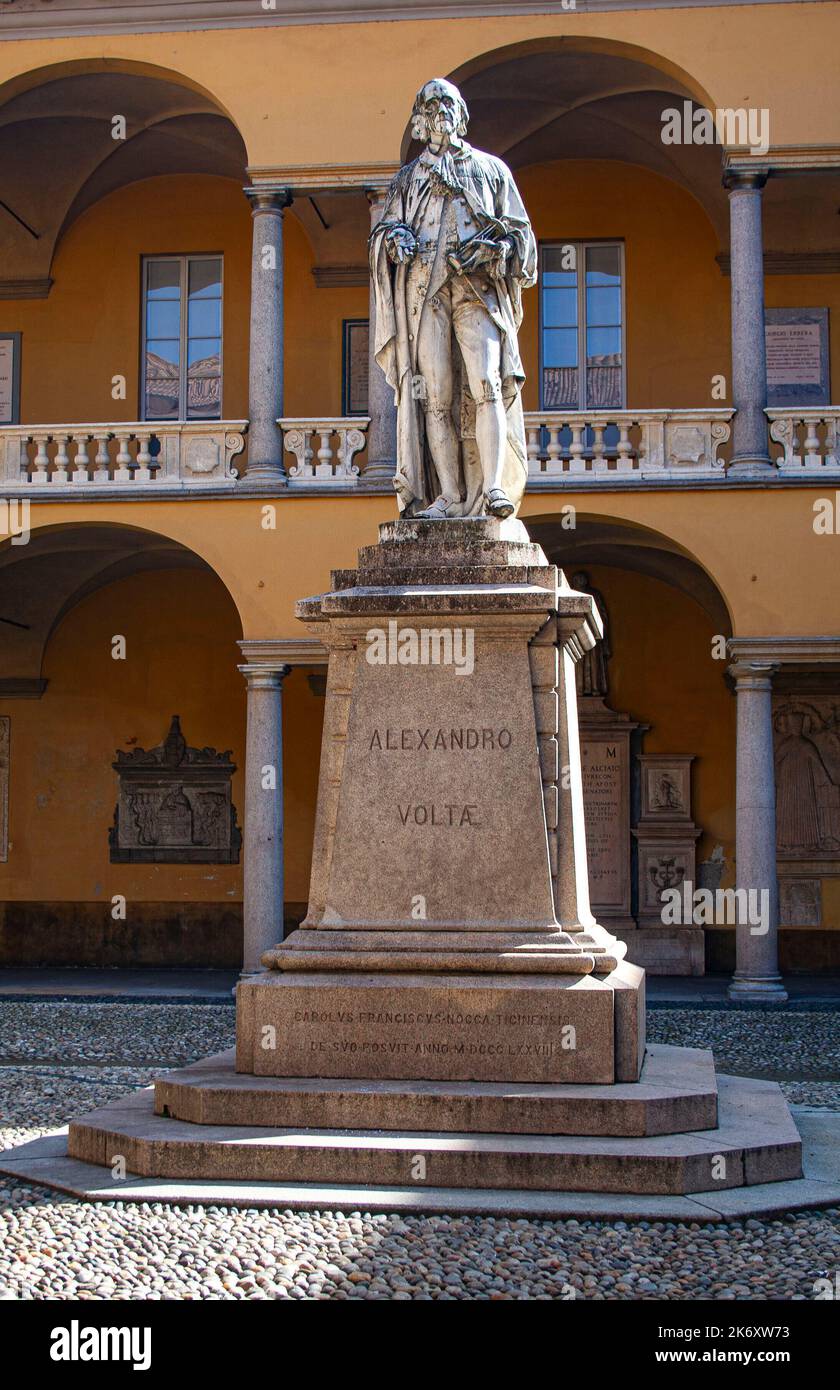 Pavie, Lombardie, Italie, Europe. L'Université de Pavie (Università degli Studi di Pavie) a été réalisée en 1361 par Galeazzo II Visconti est l'une des plus anciennes universités du monde. Statue dédiée à Alessandro Volta (Côme, 18 février 1745 - Côme, 5 mars 1827) était un chimiste italien, physicien, inventeur et universitaire, inventeur du premier générateur électrique jamais fait, la batterie, et découvreur du gaz méthane. Banque D'Images Pavie, Lombardie, Italie, Europe. L'Université de Pavie (Università degli Studi di Pavie) a été réalisée en 1361 par Galeazzo II Visconti est l'une des plus anciennes universités du monde. Statue dédiée à Alessandro Volta (Côme, 18 février 1745 - Côme, 5 mars 1827) était un chimiste italien, physicien, inventeur et universitaire, inventeur du premier générateur électrique jamais fait, la batterie, et découvreur du gaz méthane. Banque D'Images
